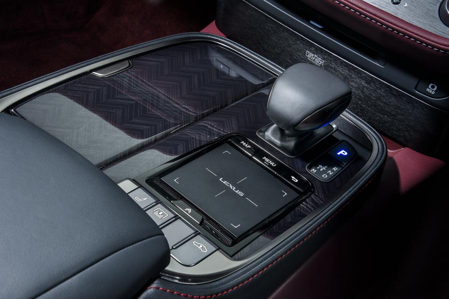Детали интерьера Lexus LS500 2018 года  (ZA) (фото 40 из 46)